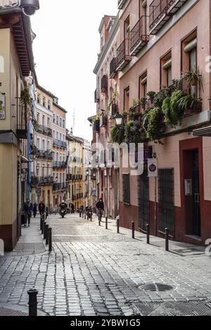 Madrid, Espagne, 17 octobre 2020 : rue typique de Lavapies au milieu de vieux immeubles résidentiels à Lavapies à Madrid. C'est l'un des quarts les plus branchés Banque D'Images