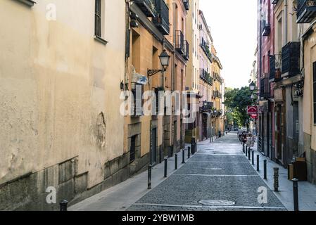 Madrid, Espagne, 10 octobre 2020 : Rue traditionnelle dans le quartier Lavapies dans le centre de Madrid. Quartier multiculturel et branché dans le centre de Madrid Banque D'Images