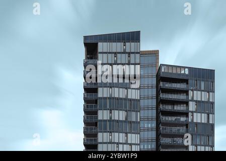 Hambourg, Allemagne, 4 août 2019 : immeuble moderne dans le port de Hambourg. Vue longue exposition contre le ciel bleu sarcelle, Europe Banque D'Images