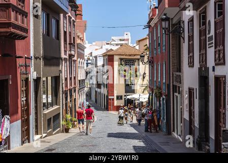 Santa Cruz de la Palma, Espagne, 13 août 2021 : rue commerçante avec magasins et restaurants dans la vieille ville, Europe Banque D'Images