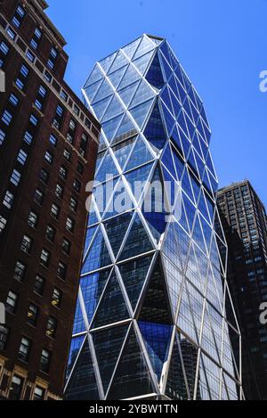 New York City, USA, 21 juin 2018 : vue en bas angle de la Hearst Tower à Manhattan. Il s'agit d'un immeuble de bureaux, siège social de Hearst Communications, N. Banque D'Images