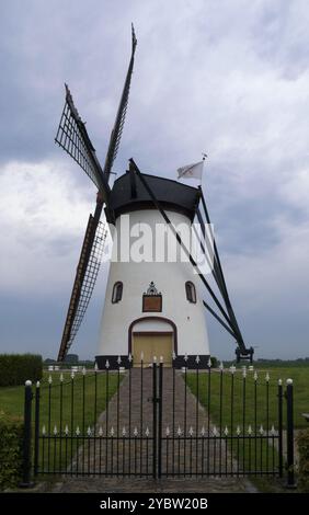 Porte devant le moulin à vent le Witte Molen près de Meeuwen dans la province néerlandaise Noord-Brabant Banque D'Images