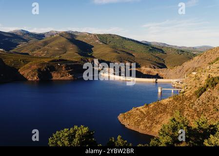 Belle vue aérienne du barrage El Atazar dans la chaîne de montagnes de Madrid au coucher du soleil Banque D'Images