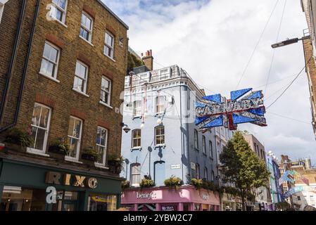 LONDRES, Royaume-Uni, 27 août 2019 : vue de Carnaby Street. C'est une rue commerçante piétonne à Soho dans la ville de Westminster. Signe de Carnaby Banque D'Images