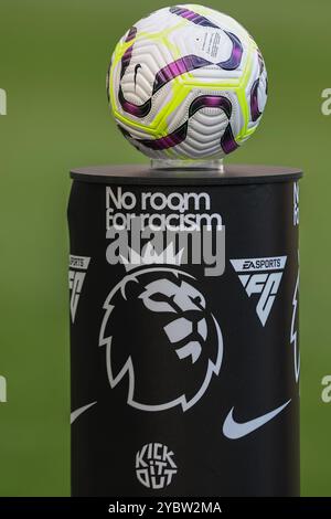 Newcastle, Royaume-Uni. 19 octobre 2024. Pas de place pour le racisme ball stand et match ball lors du match de premier League Newcastle United vs Brighton et Hove Albion au James's Park, Newcastle, Royaume-Uni, 19 octobre 2024 (photo Mark Cosgrove/News images) à Newcastle, Royaume-Uni le 19/10/2024. (Photo de Mark Cosgrove/News images/SIPA USA) crédit : SIPA USA/Alamy Live News Banque D'Images