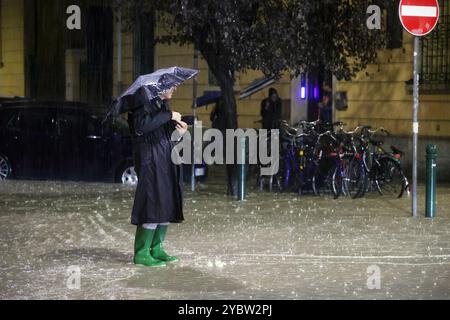 Bologne, Italie. 20 octobre 2024. Bologne, Italie - Cronaca - 19 Ottobre 2024 - allerta maltempo bollino rosso pioggia alluvione in cittˆ - VIA VITTORIO VENETO - (photo Michele Nucci/LaPresse) Actualités - Bologne, Italie - 19 octobre 2024 - alerte météo rouge avertisseur de pluie inondation dans la ville - (photo Michele Nucci/LaPresse) crédit : LaPresse/Alamy Live News Banque D'Images