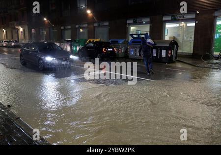 Bologne, Italie. 20 octobre 2024. Bologna, Italia - Cronaca - 19 Ottobre 2024 - allerta maltempo bollino rosso pioggia alluvione in cittˆ - VIA SAFFI ANGOLO VITTORIO VENETO - (photo Michele Nucci/LaPresse) Actualités - Bologne, Italie - 19 octobre 2024 - alerte mauvais temps avertisseur rouge inondation dans la ville - (photo Michele Nucci/LaPresse) crédit : LaPresse/Alamy Live News Banque D'Images