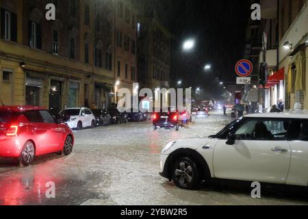 Bologne, Italie. 20 octobre 2024. Bologne, Italie - Cronaca - 19 Ottobre 2024 - allerta maltempo bollino rosso pioggia alluvione in cittˆ - VIA VITTORIO VENETO - (photo Michele Nucci/LaPresse) Actualités - Bologne, Italie - 19 octobre 2024 - alerte météo rouge avertisseur de pluie inondation dans la ville - (photo Michele Nucci/LaPresse) crédit : LaPresse/Alamy Live News Banque D'Images