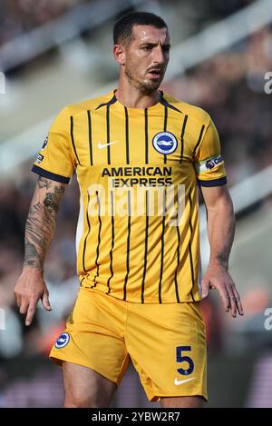 Newcastle, Royaume-Uni. 19 octobre 2024. Lewis Dunk de Brighton & Hove Albion lors du premier League match Newcastle United vs Brighton et Hove Albion au James's Park, Newcastle, Royaume-Uni, 19 octobre 2024 (photo Mark Cosgrove/News images) à Newcastle, Royaume-Uni le 19/10/2024. (Photo de Mark Cosgrove/News images/SIPA USA) crédit : SIPA USA/Alamy Live News Banque D'Images