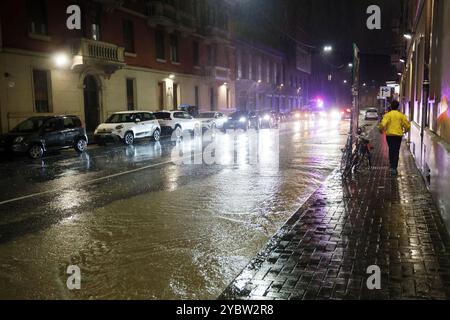 Bologne, Italie. 20 octobre 2024. Bologne, Italie - Cronaca - 19 Ottobre 2024 - allerta maltempo bollino rosso pioggia alluvione in cittˆ - VIA VITTORIO VENETO - (photo Michele Nucci/LaPresse) Actualités - Bologne, Italie - 19 octobre 2024 - alerte météo rouge avertisseur de pluie inondation dans la ville - (photo Michele Nucci/LaPresse) crédit : LaPresse/Alamy Live News Banque D'Images