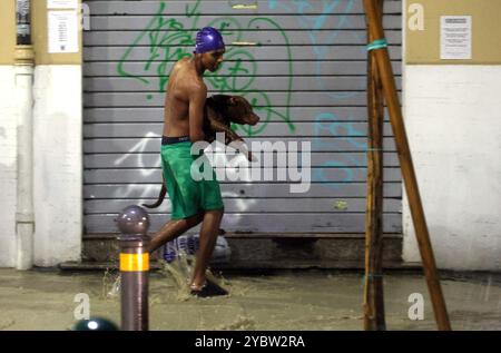 Bologne, Italie. 20 octobre 2024. Bologne, Italie - Cronaca - 19 Ottobre 2024 - allerta maltempo bollino rosso pioggia alluvione in cittˆ - VIA VITTORIO VENETO - (photo Michele Nucci/LaPresse) Actualités - Bologne, Italie - 19 octobre 2024 - alerte météo rouge avertisseur de pluie inondation dans la ville - (photo Michele Nucci/LaPresse) crédit : LaPresse/Alamy Live News Banque D'Images