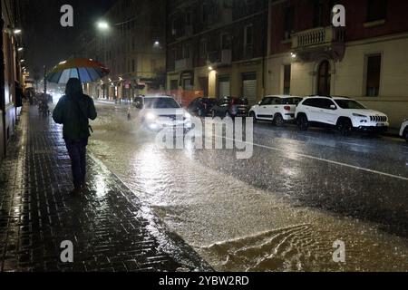 Bologne, Italie. 20 octobre 2024. Bologne, Italie - Cronaca - 19 Ottobre 2024 - allerta maltempo bollino rosso pioggia alluvione in cittˆ - VIA VITTORIO VENETO - (photo Michele Nucci/LaPresse) Actualités - Bologne, Italie - 19 octobre 2024 - alerte météo rouge avertisseur de pluie inondation dans la ville - (photo Michele Nucci/LaPresse) crédit : LaPresse/Alamy Live News Banque D'Images
