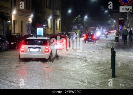 Bologne, Italie. 20 octobre 2024. Bologne, Italie - Cronaca - 19 Ottobre 2024 - allerta maltempo bollino rosso pioggia alluvione in cittˆ - VIA VITTORIO VENETO - (photo Michele Nucci/LaPresse) Actualités - Bologne, Italie - 19 octobre 2024 - alerte météo rouge avertisseur de pluie inondation dans la ville - (photo Michele Nucci/LaPresse) crédit : LaPresse/Alamy Live News Banque D'Images