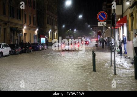 Bologne, Italie. 20 octobre 2024. Bologne, Italie - Cronaca - 19 Ottobre 2024 - allerta maltempo bollino rosso pioggia alluvione in cittˆ - VIA VITTORIO VENETO - (photo Michele Nucci/LaPresse) Actualités - Bologne, Italie - 19 octobre 2024 - alerte météo rouge avertisseur de pluie inondation dans la ville - (photo Michele Nucci/LaPresse) crédit : LaPresse/Alamy Live News Banque D'Images