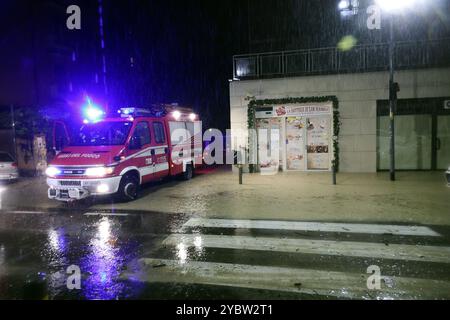 Bologne, Italie. 20 octobre 2024. Bologne, Italie - Cronaca - 19 Ottobre 2024 - allerta maltempo bollino rosso pioggia alluvione in cittˆ - VIA SAN MAMOLO - (photo Michele Nucci/LaPresse) Actualités - Bologne, Italie - 19 octobre 2024 - alerte météo rouge avertisseur de pluie inondation dans la ville - (photo Michele Nucci/LaPresse) crédit : LaPresse/Alamy Live News Banque D'Images