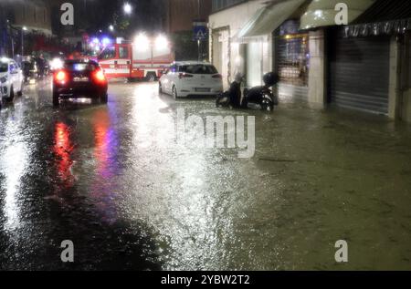 Bologne, Italie. 20 octobre 2024. Bologne, Italie - Cronaca - 19 Ottobre 2024 - allerta maltempo bollino rosso pioggia alluvione in cittˆ - VIA SAN MAMOLO - (photo Michele Nucci/LaPresse) Actualités - Bologne, Italie - 19 octobre 2024 - alerte météo rouge avertisseur de pluie inondation dans la ville - (photo Michele Nucci/LaPresse) crédit : LaPresse/Alamy Live News Banque D'Images