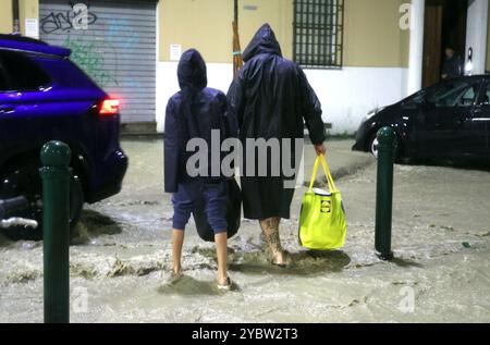 Bologne, Italie. 20 octobre 2024. Bologne, Italie - Cronaca - 19 Ottobre 2024 - allerta maltempo bollino rosso pioggia alluvione in cittˆ - VIA VITTORIO VENETO - (photo Michele Nucci/LaPresse) Actualités - Bologne, Italie - 19 octobre 2024 - alerte météo rouge avertisseur de pluie inondation dans la ville - (photo Michele Nucci/LaPresse) crédit : LaPresse/Alamy Live News Banque D'Images