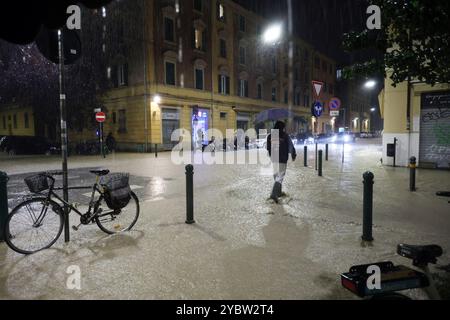 Bologne, Italie. 20 octobre 2024. Bologne, Italie - Cronaca - 19 Ottobre 2024 - allerta maltempo bollino rosso pioggia alluvione in cittˆ - VIA VITTORIO VENETO - (photo Michele Nucci/LaPresse) Actualités - Bologne, Italie - 19 octobre 2024 - alerte météo rouge avertisseur de pluie inondation dans la ville - (photo Michele Nucci/LaPresse) crédit : LaPresse/Alamy Live News Banque D'Images