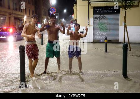 Bologne, Italie. 20 octobre 2024. Bologne, Italie - Cronaca - 19 Ottobre 2024 - allerta maltempo bollino rosso pioggia alluvione in cittˆ - VIA VITTORIO VENETO - (photo Michele Nucci/LaPresse) Actualités - Bologne, Italie - 19 octobre 2024 - alerte météo rouge avertisseur de pluie inondation dans la ville - (photo Michele Nucci/LaPresse) crédit : LaPresse/Alamy Live News Banque D'Images