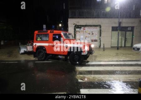 Bologne, Italie. 20 octobre 2024. Bologne, Italie - Cronaca - 19 Ottobre 2024 - allerta maltempo bollino rosso pioggia alluvione in cittˆ - VIA SAN MAMOLO - (photo Michele Nucci/LaPresse) Actualités - Bologne, Italie - 19 octobre 2024 - alerte météo rouge avertisseur de pluie inondation dans la ville - (photo Michele Nucci/LaPresse) crédit : LaPresse/Alamy Live News Banque D'Images