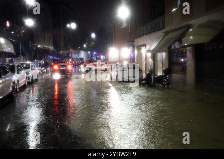 Bologne, Italie. 20 octobre 2024. Bologne, Italie - Cronaca - 19 Ottobre 2024 - allerta maltempo bollino rosso pioggia alluvione in cittˆ - VIA SAN MAMOLO - (photo Michele Nucci/LaPresse) Actualités - Bologne, Italie - 19 octobre 2024 - alerte météo rouge avertisseur de pluie inondation dans la ville - (photo Michele Nucci/LaPresse) crédit : LaPresse/Alamy Live News Banque D'Images