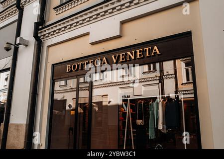 Vitrine rétro extérieure d'une marque de mode haut de gamme Bottega Veneta. Bottega Veneta est une maison de couture italienne de luxe basée à Milan, en Italie. Banque D'Images