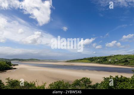 À marée basse, la rivière Gweebarra se jette dans l’océan Atlantique, révélant des rivages sablonneux sans fin sous un vaste ciel bleu Banque D'Images