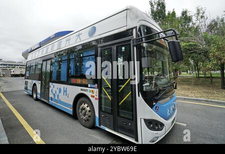 Pékin, Chine. 20 août 2024. Un bus à hydrogène circule sur une route dans le district de Daxing de Pékin, capitale de la Chine, le 20 août 2024. Crédit : Li Xin/Xinhua/Alamy Live News Banque D'Images