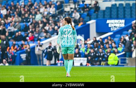 Brighton UK 19 octobre 2024 - Sophie Baggaley de Brighton lors du match de football de Barclays Women's Super League entre Brighton & Hove Albion et Manchester United au American Express Stadium , Brighton : crédit Simon Dack /TPI/ Alamy Banque D'Images