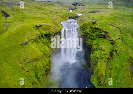 Celand, région de Sudurland, Skógar, vue aérienne de la cascade de Skógafoss, haute de 60 mètres Banque D'Images