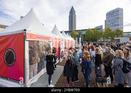 Buchmesse Frankfurt 2024 Großer Publikumsandrang BEI den Signierstunden der Aktion rencontrez l'auteur . Buchmesse Frankfurt 2024., Frankfurt am main Hessen Deutschland Messegelände *** Foire du livre Francfort 2024 de grandes foules aux sessions de signature de la campagne Meet the Author Foire du livre Francfort 2024 , Francfort am main Hesse Allemagne Parc des expositions Banque D'Images