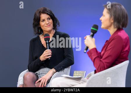 Buchmesse Frankfurt 2024 Jana Ringwald stellt auf der Literaturbühne von ARD, ZDF und 3sat im Gespräch mit Marion Kuchenny ihr Buch Digital-Kriminell. Menschlich vor. Buchmesse Frankfurt 2024., Frankfurt am main Hessen Deutschland Messegelände *** Foire du livre Frankfurt 2024 Jana Ringwald présente son livre Digital Kriminell Menschlich en conversation avec Marion Kuchenny sur la scène littéraire de ARD, ZDF et 3sat Foire du livre Frankfurt 2024 , Frankfurt am main Hessen Allemagne Exhibition Grounds Banque D'Images