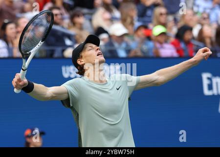 Le joueur de tennis Jannik Sinner d'Italie célèbre aux US Open 2024 Championships, Billie Jean King Tennis Center, Queens, New York, États-Unis. Banque D'Images