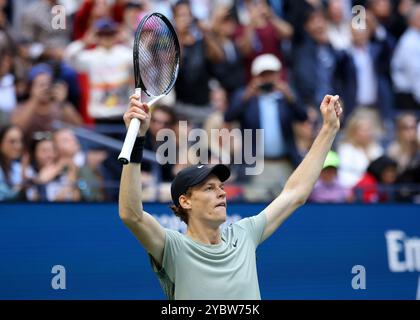 Le joueur de tennis Jannik Sinner d'Italie célèbre aux US Open 2024 Championships, Billie Jean King Tennis Center, Queens, New York, États-Unis. Banque D'Images