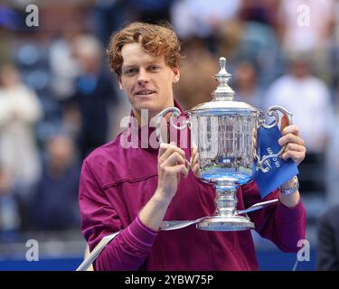 Joueur de tennis Jannik Sinner d'Italie tenant le trophée lors de la présentation aux US Open 2024 Championships, Billie Jean King Tennis Center, Quee Banque D'Images