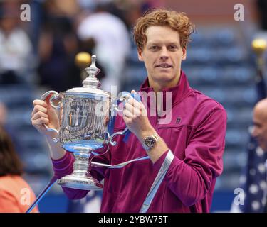 Joueur de tennis Jannik Sinner d'Italie tenant le trophée lors de la présentation aux US Open 2024 Championships, Billie Jean King Tennis Center, Quee Banque D'Images