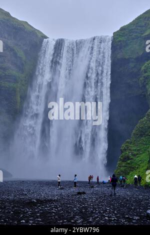 Islande, région du Sudurland, Skógar, la cascade Skógafoss de 60 mètres de haut Banque D'Images