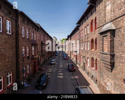 Images de drones aériens du district historique de Nikiszowiec. Vue aérienne drone du domaine historique Nikiszowiec. Vue imprenable sur l'emblématique Archi de brique rouge Banque D'Images