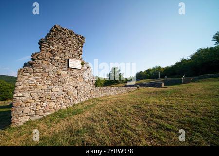 Ruines du monastère Pauline près du village de Pilisszentlelek, Hongrie. Le nom hongrois est Palos kolostor romjai Banque D'Images