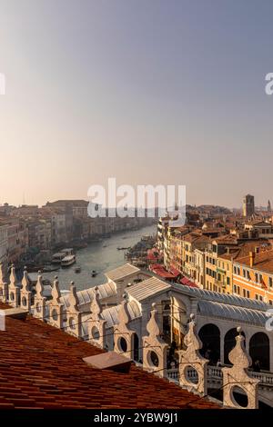 Venise, Italie - 4 février 2024 : vue sur le magnifique pont du Rialto enjambant le Grand canal à Venise, Italie Banque D'Images