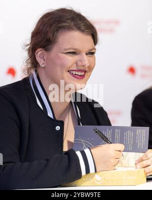 Buchmesse Frankfurt 2024 rencontrez l'auteur-Signierstunde von Stella Tack. Buchmesse Frankfurt 2024., Frankfurt am main Hessen Deutschland Messegelände *** Foire du livre Francfort 2024 rencontre avec l'auteur signature de livre par Stella Tack Foire du livre Francfort 2024 , Francfort am main Hessen Allemagne Parc des expositions Banque D'Images