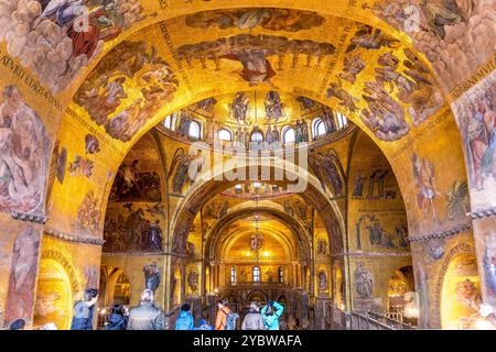 Venise, Italie - 7 février 2024 : vue intérieure de la célèbre basilique Saint-Marc à Venise, Italie Banque D'Images