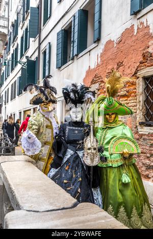 Venise, Italie - 7 février 2024 : jolis costumes portés par les gens pendant le carnaval de Venise en Italie Banque D'Images