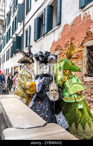 Venise, Italie - 7 février 2024 : jolis costumes portés par les gens pendant le carnaval de Venise en Italie Banque D'Images