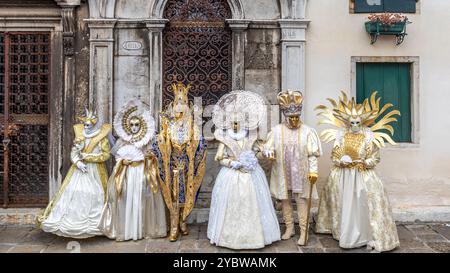 Venise, Italie - 7 février 2024 : jolis costumes portés par les gens pendant le carnaval de Venise en Italie Banque D'Images