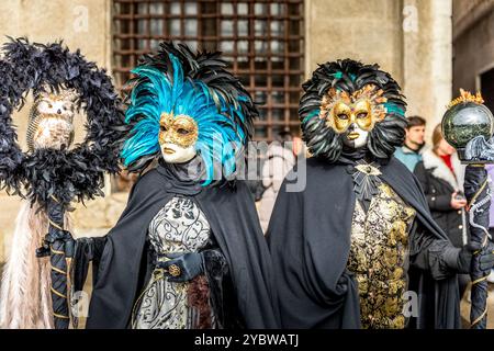 Venise, Italie - 11 février 2024 : jolis costumes portés par couple pendant le carnaval de Venise en Italie Banque D'Images