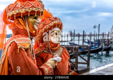 Venise, Italie - 11 février 2024 : jolis costumes portés par couple pendant le carnaval de Venise en Italie Banque D'Images
