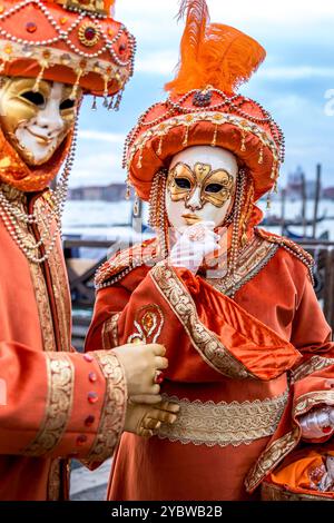 Venise, Italie - 11 février 2024 : jolis costumes portés par couple pendant le carnaval de Venise en Italie Banque D'Images