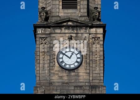 L'horloge sur le clocher de la New Town Church of Scotland (anciennement St Andrew's & St George's West) dans George Street, Édimbourg. Banque D'Images