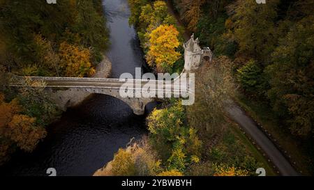 Pont d'Avon pont sur la rivière Avon à Ballindalloch Moray Écosse arbres aux couleurs de l'automne Banque D'Images
